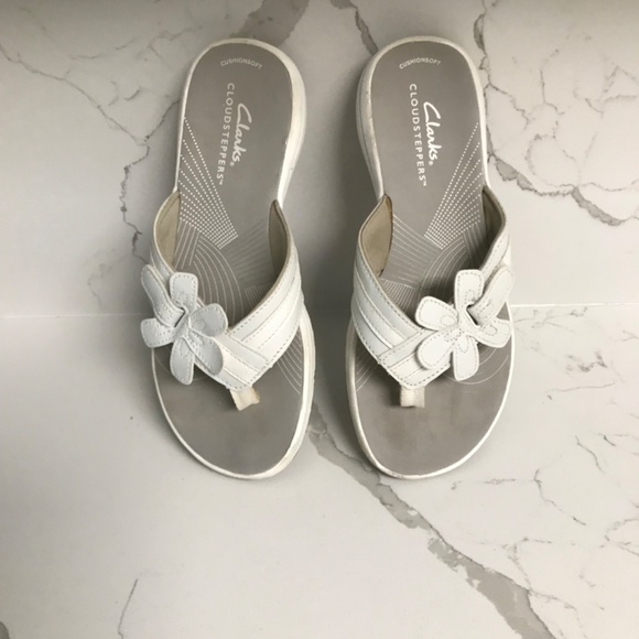 Clarks Cloudsteppers Brinkley Floral White Sandal Flip Flop Women’s US 5 - Picture 2 of 7
